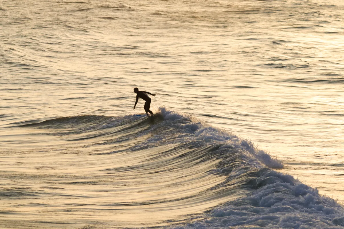 oceano 13 - surfista por do sol